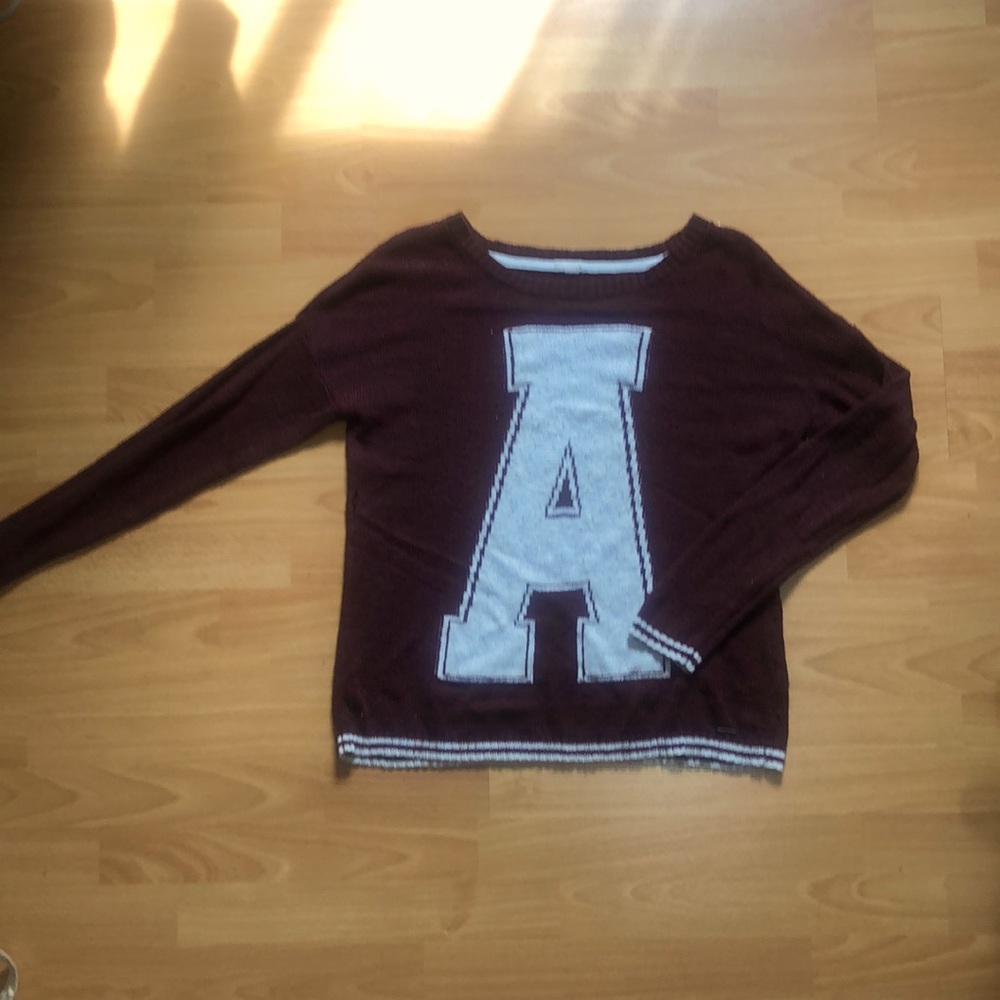 (3 for $20) Oversized Varsity “A” Maroon knit sweater. Cozy+ great condition!